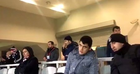 Bir polis memurunun görme engelli taraftara maçı anlatması geceye damga vurdu