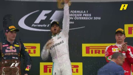 لحظة تتويج هاميلتون بعد الفوز بأحد سباقات 2016