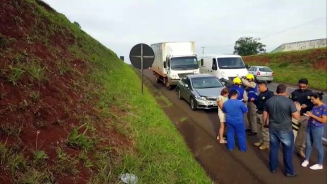 Homem fica ferido em colisão entre dois carros e caminhão na BR-277