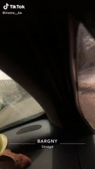 INCROYABLE : Un camion perd ses pneus en pleine route.