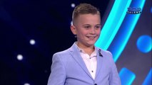 Djali i vogël që këndon këngët e muzikës popullore shqiptare