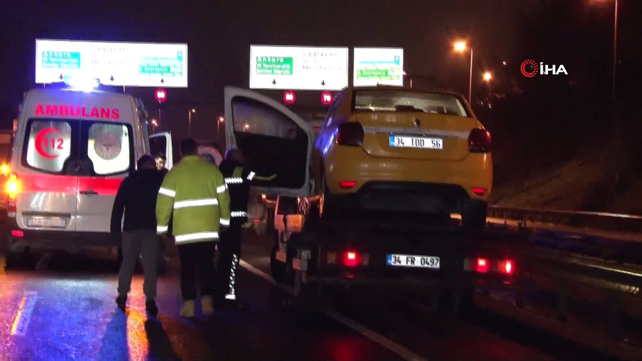 Sürücüsünün direksiyon hakimiyetini kaybettiği otomobil bariyerlere çarparak durabildi