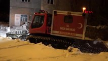 Bitlis'te sağlık ekipleri hastaların imdadına paletli ambulanslarla yetişti