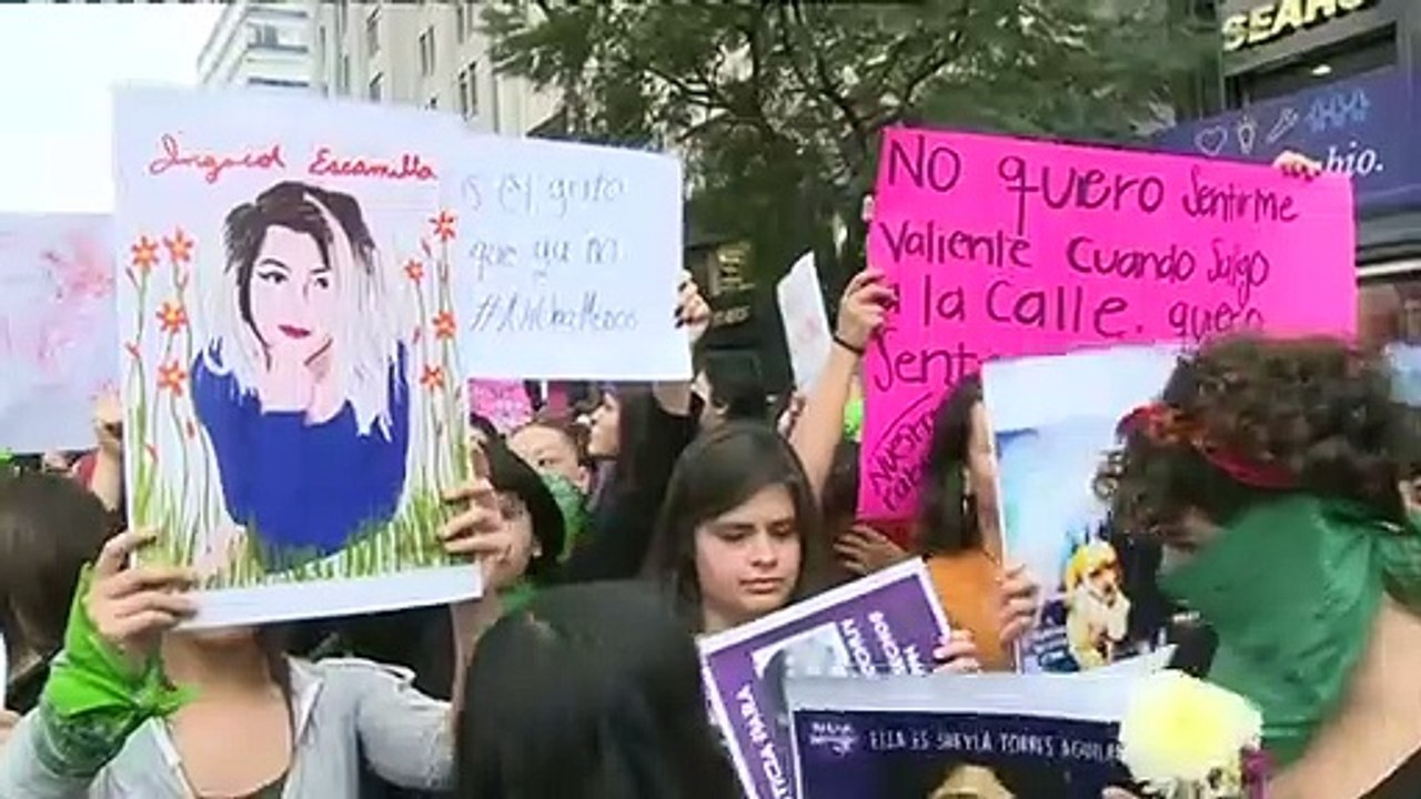 Mujeres gritan su indignación en palacio presidencial de México tras brutal feminicidio