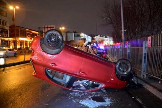 Sürücüsünün hakimiyetini kaybettiği otomobil takla atarak durabildi