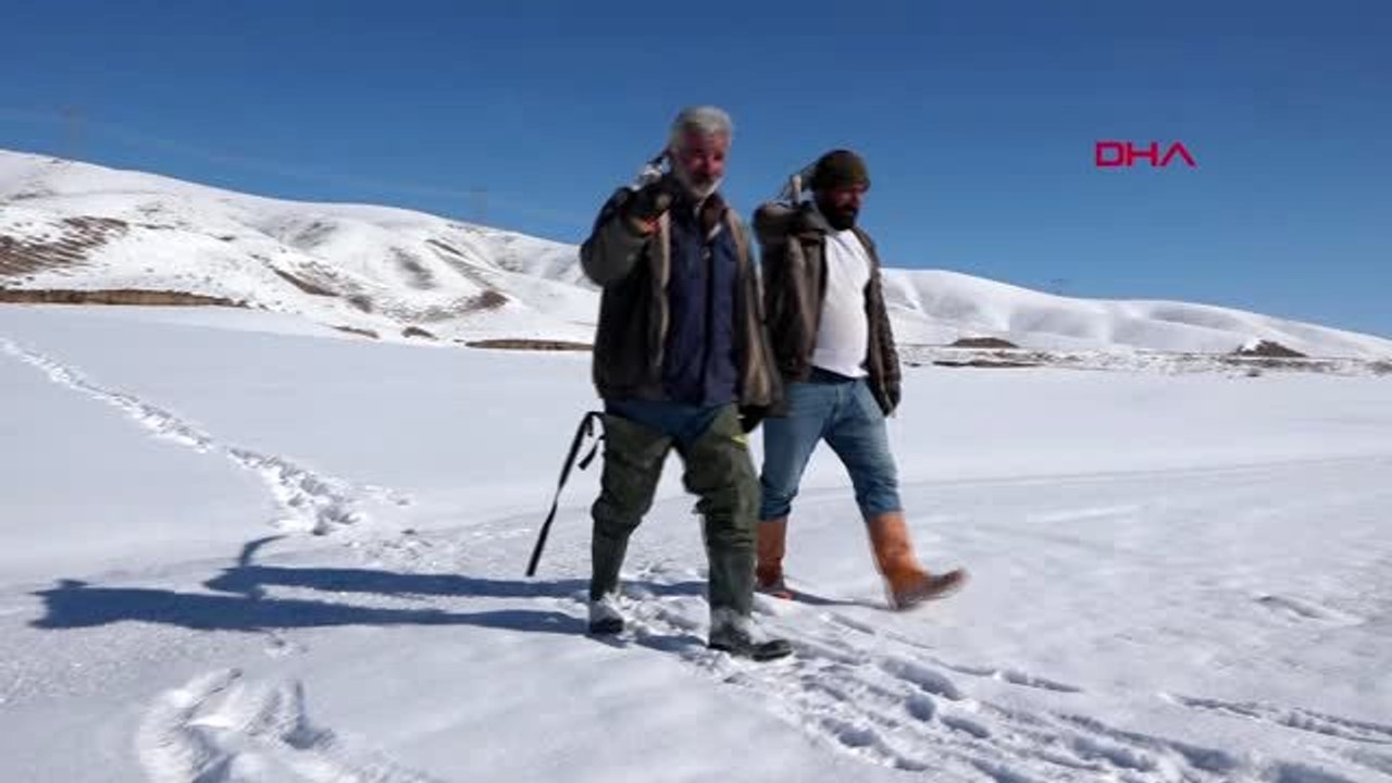 Van donan baraj gölünde eskimo usulü balık avlıyorlar