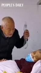 கொரோனா பாதித்த தம்பதி.. குளுகோஸ் பாட்டிலுடன் மனைவிக்கு உணவு.. நெகிழ்ச்சியான காதல்.. - வைரல் வீடியோ