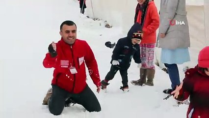 Depremzede çocuklar kartopu oynayarak eğlendi