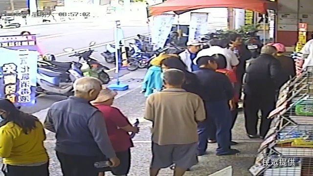 武漢肺炎》藥局免費發放消毒水 300多人排隊領取(民眾提供)