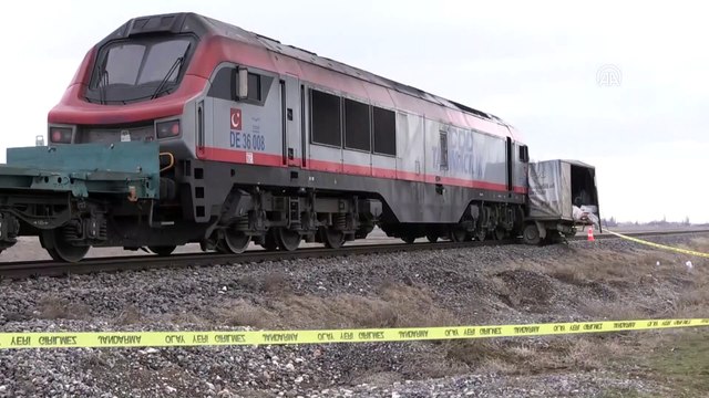 Hemzemin geçitten geçmeye çalışan kamyonete yük treni çarptı: 1 ölü - AFYONKARAHİSAR
