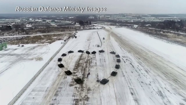 Soldier proposes to girlfriend inside special tank maneuver