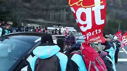 Moûtiers : des saisonniers manifestent au rond-point des 3 Vallées