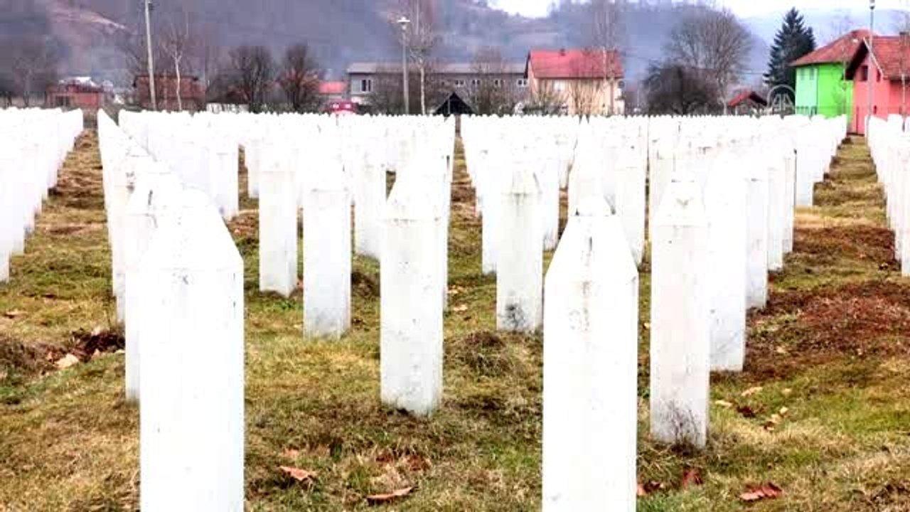 Srebrenitsa'nın yalnız anneleri, eski fotoğraflarla avunup sevdiklerine yeniden kavuşmayı bekliyor
