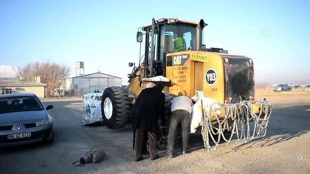 Aras Dağları'nın kar kaplanları , köy yollarını açık tutmak için gece gündüz çalışıyor