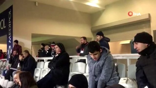 Görme engelli taraftara maçı anlatan polis memuru takdir topladı