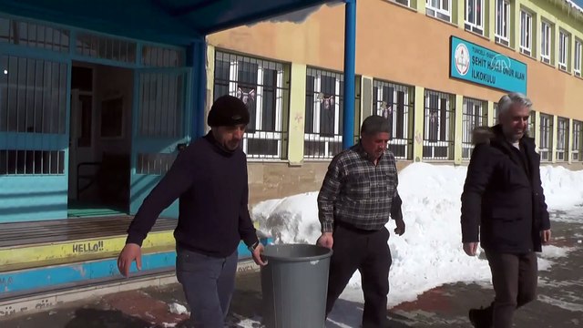 Çetin kışın yaşandığı Ovacık'ta aç kalan sokak hayvanlarına şefkat eli - TUNCELİ