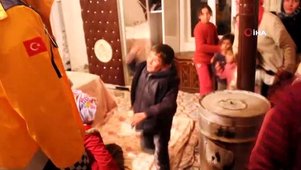 Başkale’de doğum sancıları tutan kadın iş makinesi yardımıyla hastaneye yetiştirildi