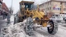 Erzincan’da kar yığınları kamyonlarla şehir dışına taşınıyor