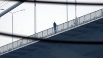 Köprüdeki intihar girişimini görüntülü görüşmeyle arkadaşına izletti