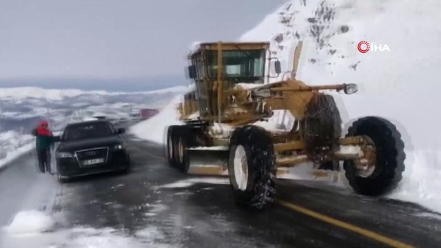 Artvin-Ardahan karayoluna çığ düştü, ulaşım aksadı