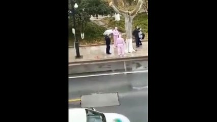 Koronavirüs şüphelisi kadın yaka paça konteynere hapsedildi