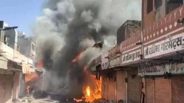 जयपुर: इंदिरा बाजार में लगी भीषण आग, दुकानें और आधा दर्जन वाहन भी आए चपेट में