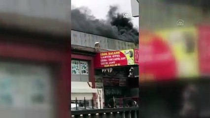 Esenyurt'ta sanayi sitesinin çatısında çıkan yangın söndürüldü - İSTANBUL