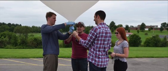 طيار يرسل خاتم خطوبة لحبيبته من الفضاء