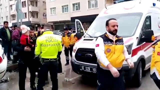 İki otomobilin çarpıştığı kaza güvenlik kameralarına yansıdı - BURSA