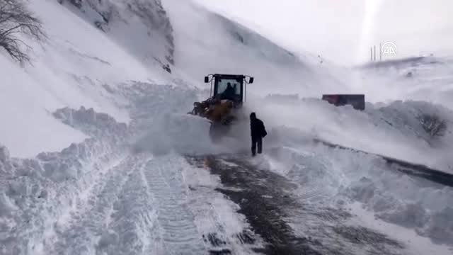 Artvin-Ardahan kara yolu Sahara Geçidi'nde çığ düştü