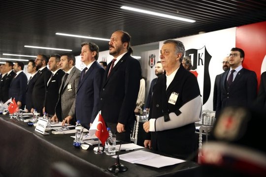 Beşiktaş Divan Kurulu'nda Ahmet Nur Çebi'ye küfür edildiği gerekçesiyle gerginlik yaşandı