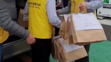 日 크루즈선 한국인 승선자 필요 물품 2차 전달..."56개국 중 한국이 유일" / YTN