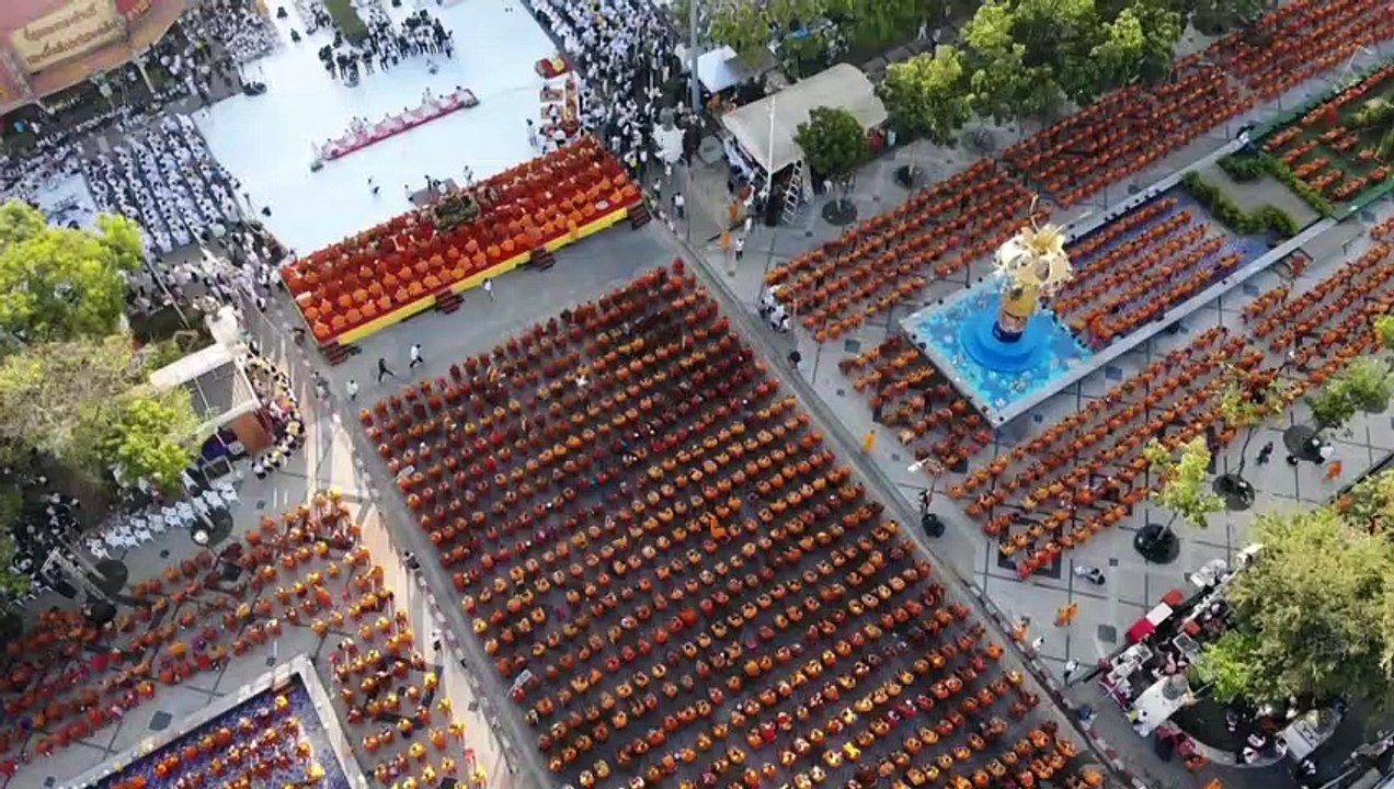 10.000 Mönche in Thailand trauen um Opfer von Amoklauf