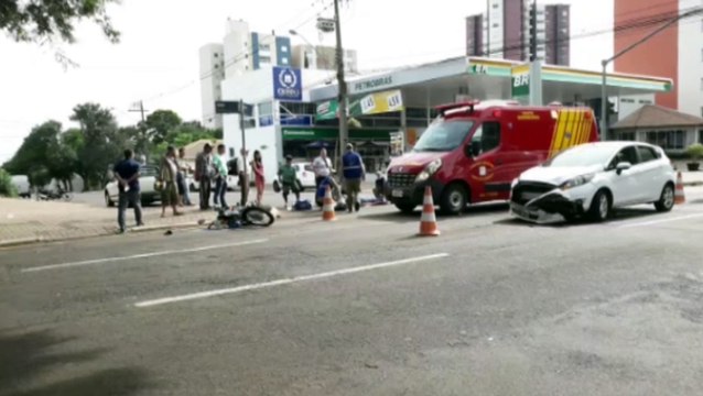 Carro e moto se envolvem em acidente na Rua Paraná, esquina com a Rua Nereu Ramos