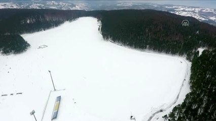 Topuk Yaylası'ndaki göletin yüzeyi buz tuttu