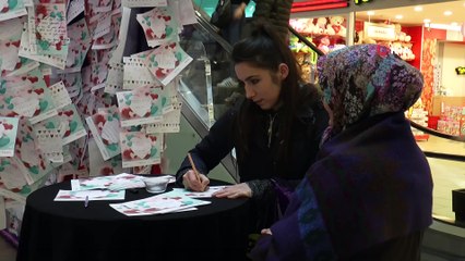 Sevdikleri için binlerce not astılar