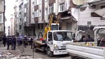 Bahçelievler'de çöken binanın çevresindeki tahliye edilen apartmanlar incelendi