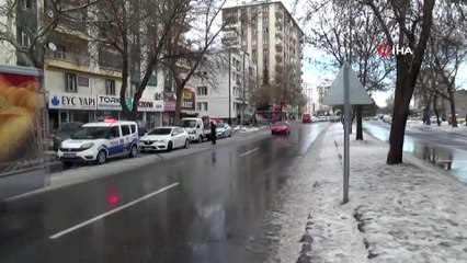 Otomobil yayalara çarptı: 1 ölü, 2 yaralı