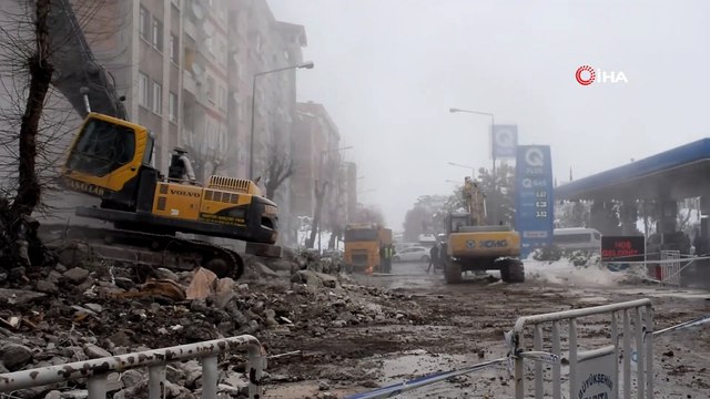 Malatya'da deprem öncesi boşaltılan binalar da yıkılıyor