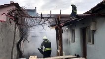 Bir evi tamamen yanmaktan mahalleli kurtardı