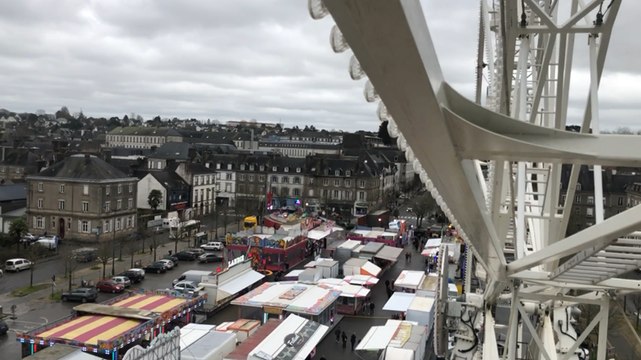 Un tour dans la grande roue à la Foire de mars