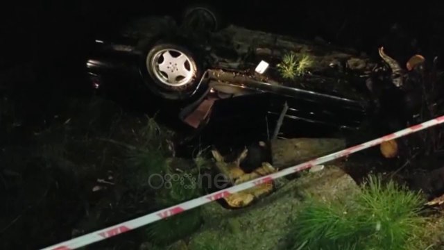 Ora News - Makina humb kontrollin dhe përplaset me pemën, plagoset rëndë drejtuesi