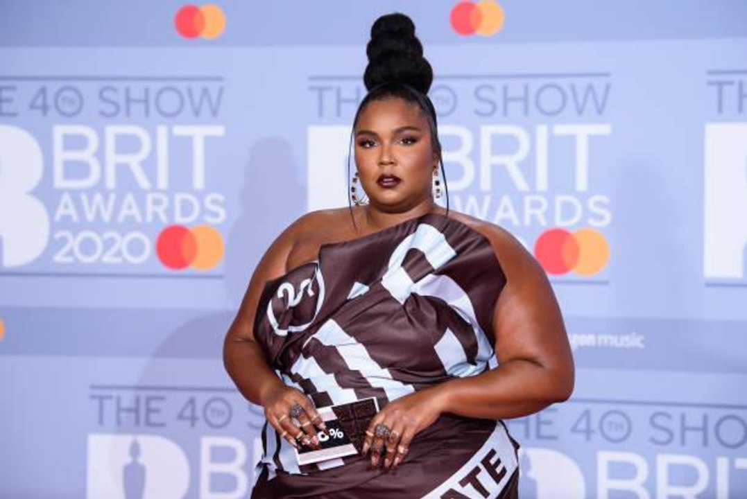 Lizzo Wore a Hershey’s Chocolate Bar Wrapper As a Gown