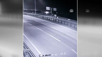 Refüje çarpan otomobilin alev alması güvenlik kamerasına yansıdı