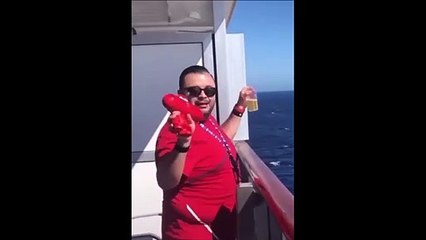 Sur une croisière, il fait tomber son enceinte en pleine mer !