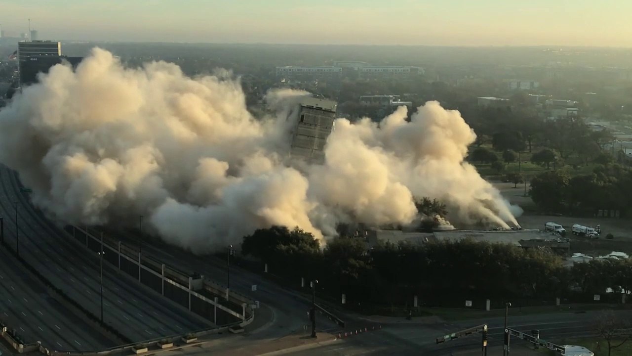 Démolition ratée d'un batiment qui reste debout