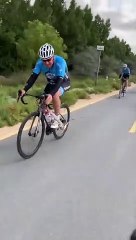 Un oiseau suit des cyclistes en balade... adorable