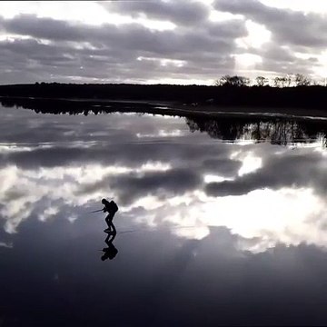 Il fait du patin à glace dans les nuages... illusion magnifique