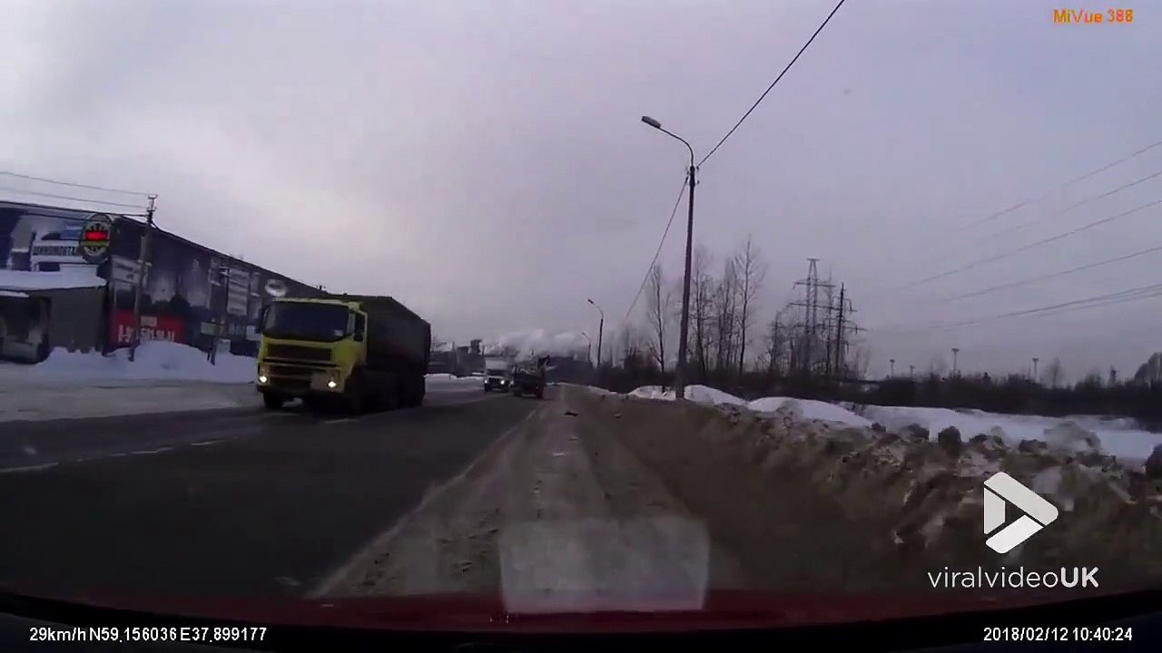 Un camion perd son chargement en pleine autoroute