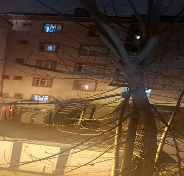 Sultangazi'de korku dolu anlar: Mahallenin trafosu alev alev yandı